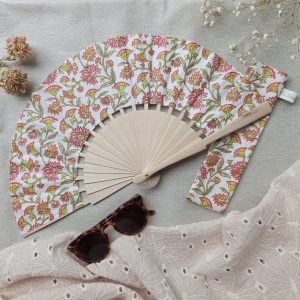 Eventail en tissu aux motifs floraux. Idéal l'été et fabriqué à Nantes