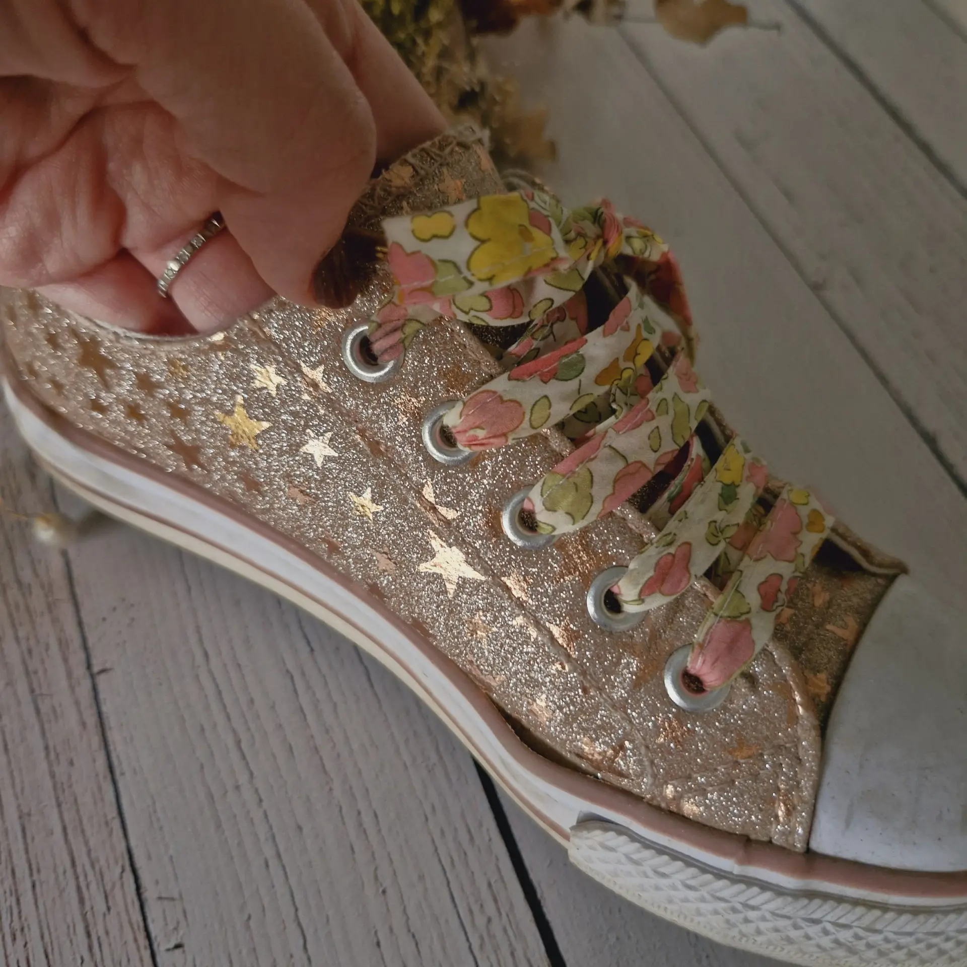 Lacets fleuris sur baskets scaled