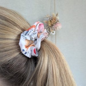 chouchou-cheveux-artisanal-détail.jpg Chouchou en tissu fleuri pour attacher les cheveux