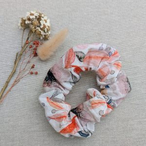 Chouchou en tissu fleuri pour attacher les cheveux