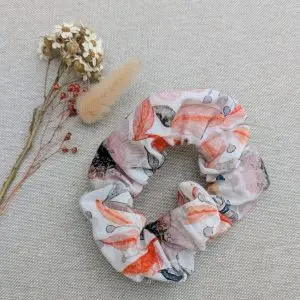 Chouchou en tissu fleuri pour attacher les cheveux