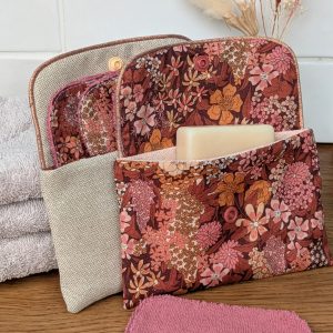 double-pochette-lingettes-lavables-nomade-situation.jpg Double pochette artisanale pour transporter des lingettes lavables propres et utilisées