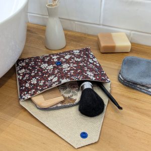 grande-pochette-impermeable-toilette-utilisation.jpg Grande pochette imperméable artisanale pour accessoires de toilette et de beauté