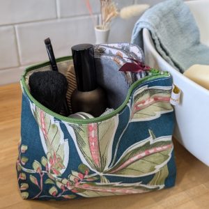 grande-trousse-maquillage-crayons-situation.jpg Grande trousse en tissu pour maquillage, crayons et accessoires du quotidien