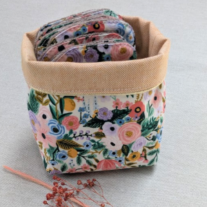 Lingettes lavables en coton bio rangées dans un panier en tissu