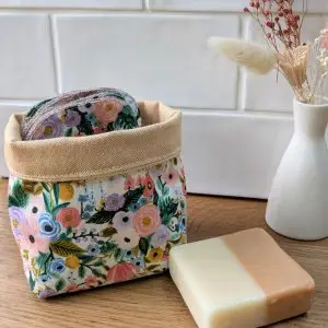 lingettes-lavables-situation-coton-bio.jpg Lingettes lavables en coton bio rangées dans un panier en tissu