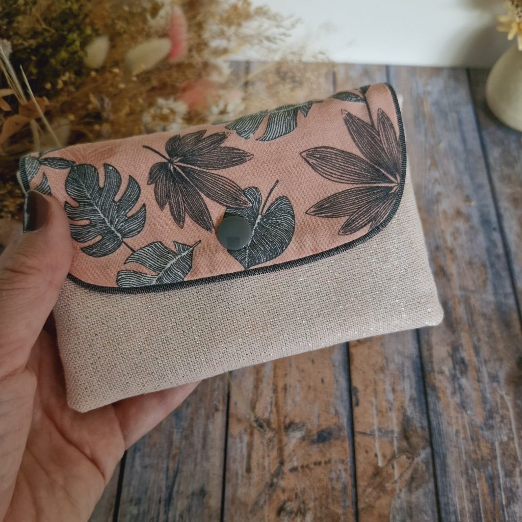 Duo de pochettes avec lingettes 1 cote scaled Duo de pochettes avec lingettes 1 cote scaled