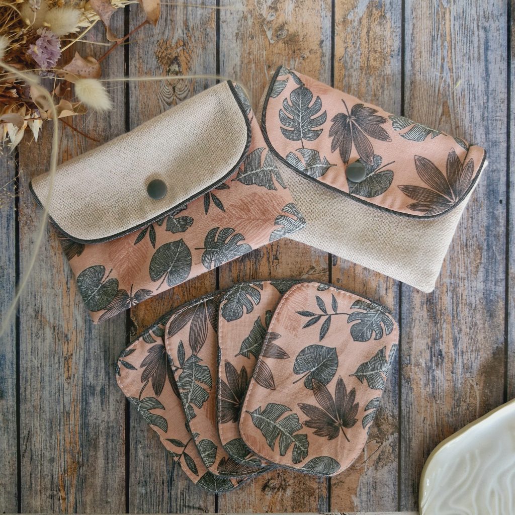 Duo de pochettes lingettes feuilles grises scaled Duo de pochettes lingettes feuilles grises scaled