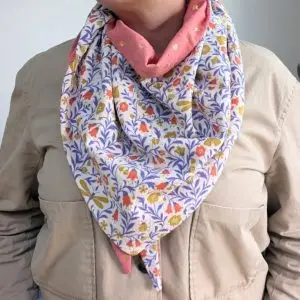 Chèche réversible aux motifs floraux, confectionné artisanalement.