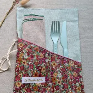 etui-couverts-reutilisable-utilisation.jpg Étui à couverts en tissu pour transporter ses couverts au quotidien
