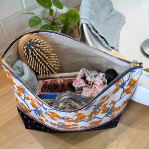 grande-trousse-toilette-bi-tissus-situation.jpg Grande trousse de toilette bi-tissus fabriquée artisanalement