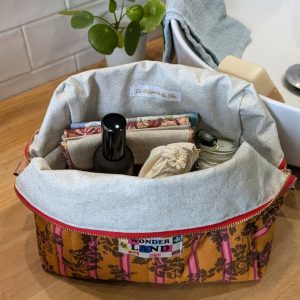 Grande trousse de toilette matelassée en tissu pour transporter les produits de beauté et de soin