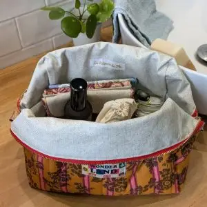 grande-trousse-toilette-matelassee-situation.jpg Grande trousse de toilette matelassée en tissu pour transporter les produits de beauté et de soin