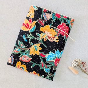 Protège livre en tissu fleuri artisanal La Rêverie de Flo