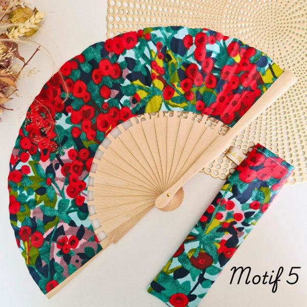 Eventail fleurs rouges avec sa pochette